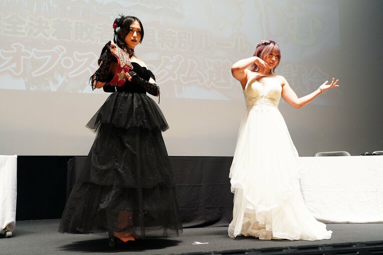 調印式で中野たむとポーズを取る上谷沙弥　©Essei Hara