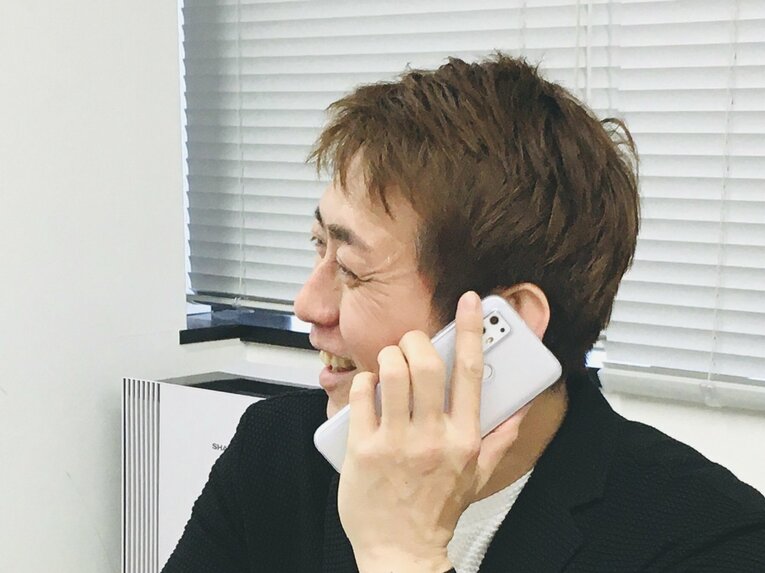 広報の仕事をする井上亘氏　©新日本プロレス