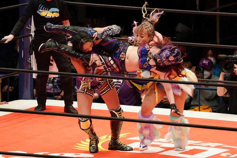 スターライト・キッドを攻める野崎渚とSAKI