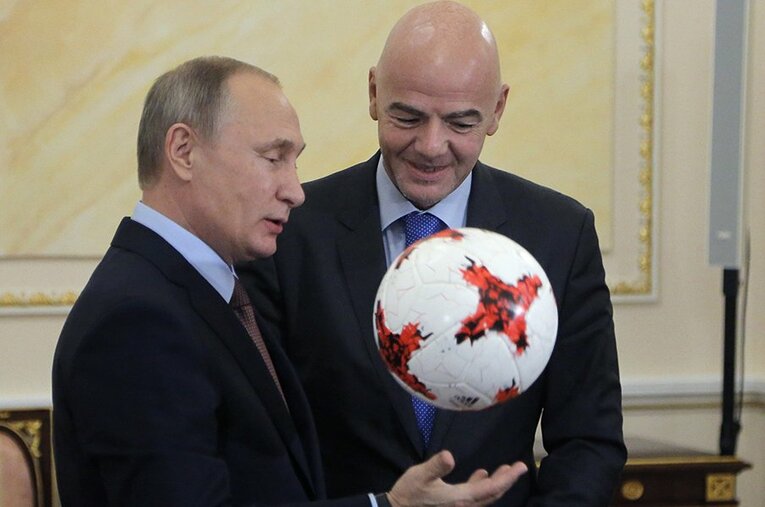 2016年、ロシアW杯に向けて面会したプーチン氏とインファンティーノFIFA会長（代表撮影） ／ photograph by REUTERS/AFLO