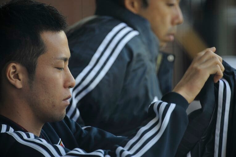 準々決勝のレッドカードで出場停止となり、スタンドから準決勝を見つめる吉田麻也　©Takuya Sugiyama