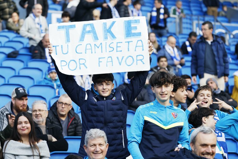 地元サッカーチームの中にも久保ファンの姿が　©Daisuke Nakashima