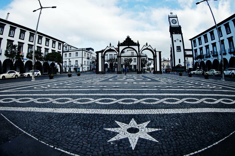 「山の斜面にスタジアム」「守田英正のお薦め料理は…」日本代表MFが戦う“離島クラブ”は美しい風景とグルメ満載だった《現地で撮影》(23)