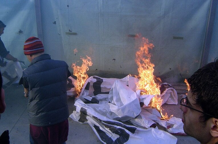 潜入写真！無法ウルトラスの実態。スタジアム内を包む炎に発煙筒……。(12) ／ photograph by Takashi Yuge