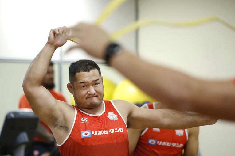 スクラムはもちろん、迫力あるボールキャリーや守備での貢献も光るプロップ垣永真之介（31歳）。W杯デビューに向けて虎視眈々と準備に努める　©KYODO