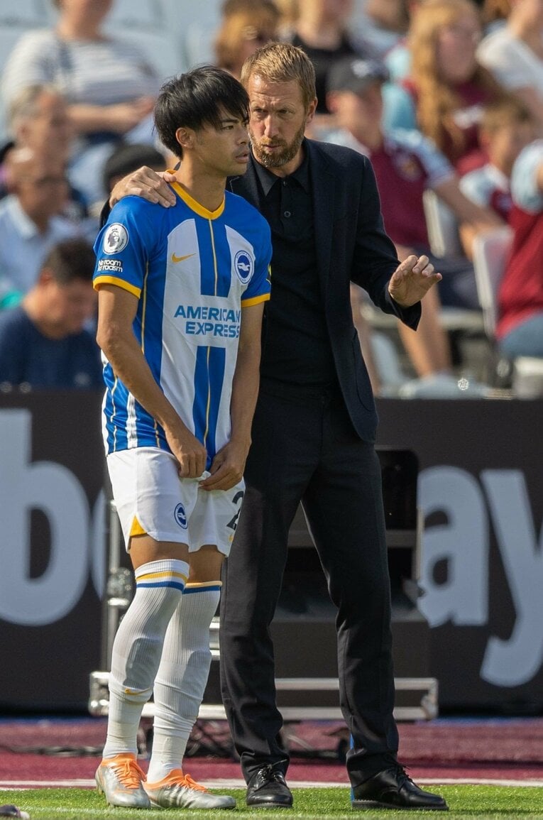 2022年8月、ブライトンに復帰したばかりの三笘薫に指示を出すポッター監督　©AFLO