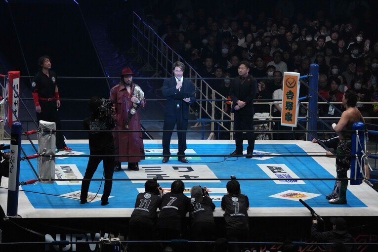 タイトルマッチ認定書を読む棚橋弘至社長。2月11日、エディオンアリーナ大阪　©Essei Hara