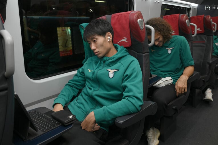 サレルニターナ戦は電車移動だった　©Getty Images