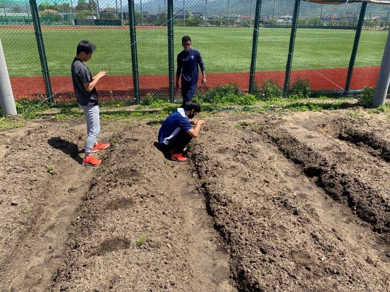 農業部の作業シーン　©︎Takagawa Gakuen