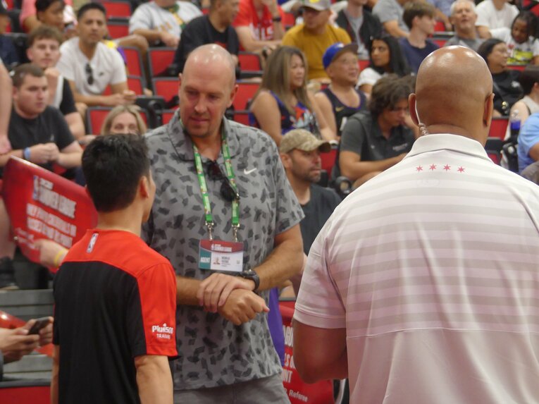 元日本代表ニック・ファジーカスと言葉をかわす河村勇輝（2025年NBAサマーリーグ）　©︎Yoko Miyaji