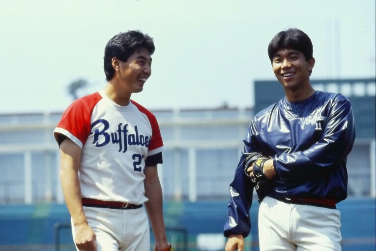 吉井（左）と野茂。こうしたリラックスした姿も鈴木の気に入らなかった　©Takahiro Kohara