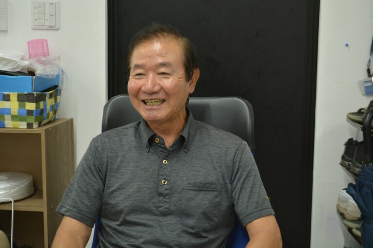 エナジックスポーツ高等学院野球部の神谷嘉宗監督（70歳） ©Takarin Matsunaga