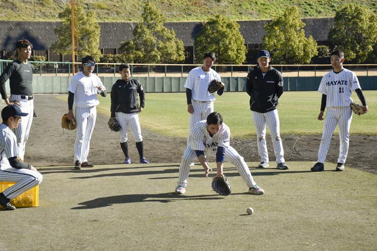 ハヤテに入団した大生虎史（一番右、背番号11）　©KYODO