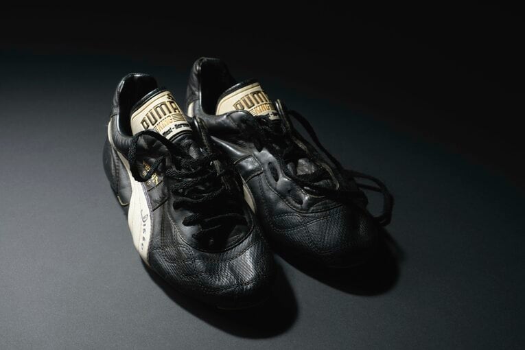 「Diego」と刺繍されたプーマのスパイク。90年W杯で着用されたもの