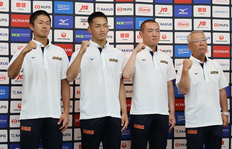 U-18ワールドカップに出場した高校日本代表。右から馬淵史郎監督（明徳義塾）、小林隼翔（広陵）、前田悠伍（大阪桐蔭）、森田大翔（履正社）　©JIJI PRESS