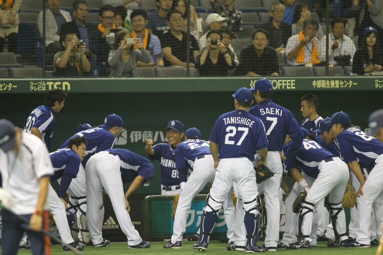 2011年中日コーチ時代。三塁ベースコーチも務めた　©BUNGEISHUJU