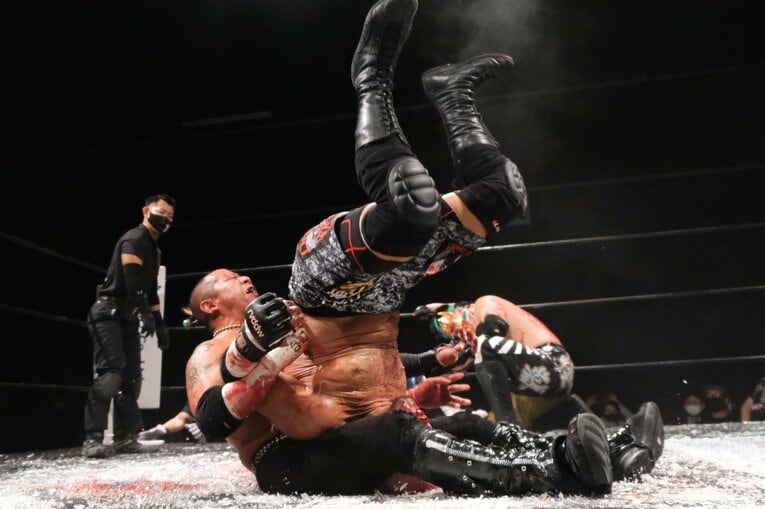 ガラスが刺さり大流血で「ニヤリ」今年47歳の“不適切おじさん”葛西純がデスマッチで伝えたいこと 「お前ら、これを知らずに人生終わるのか？」(26)