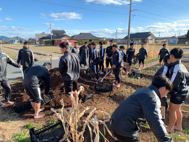 農業部の作業シーン　©︎Takagawa Gakuen