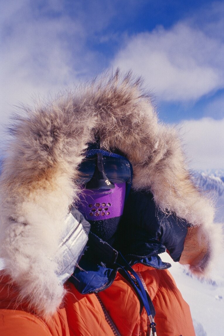 2007年、フォレイカーの頂上アタックの途中(4470ｍ地点)で栗秋が自ら撮影した写真。フードに縫い付けたオオカミの毛皮が顔面の凍傷を防いでくれるという　©Masatoshi Kuriaki