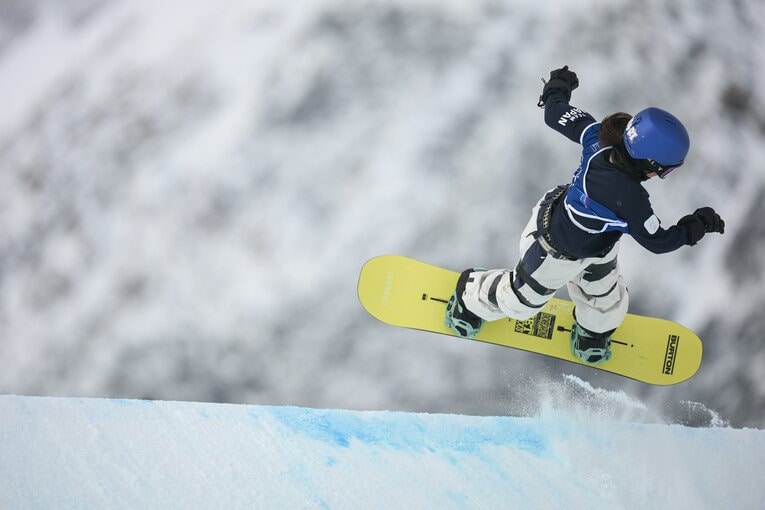 女子スノーボードのスロープスタイルで金メダルを獲得した深田茉莉の演技　©Nanae Suzuki / JMPA
