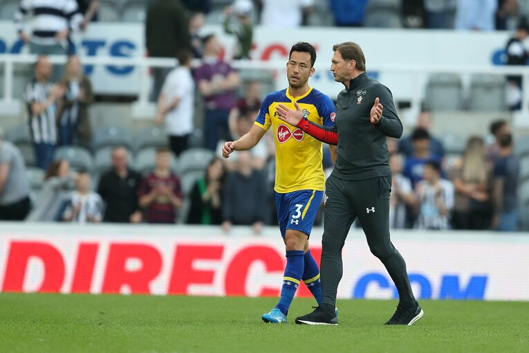 サウサンプトン時代、ハーゼンヒュットル監督とコミュニケーションを取る吉田麻也©Getty Images