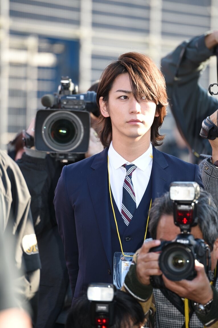 野球経験を活かしてスポーツキャスターとしても活躍する亀梨。写真はソフトバンクホークスの宮崎キャンプを取材する姿（2017年撮影）　©Keiji Ishikawa　