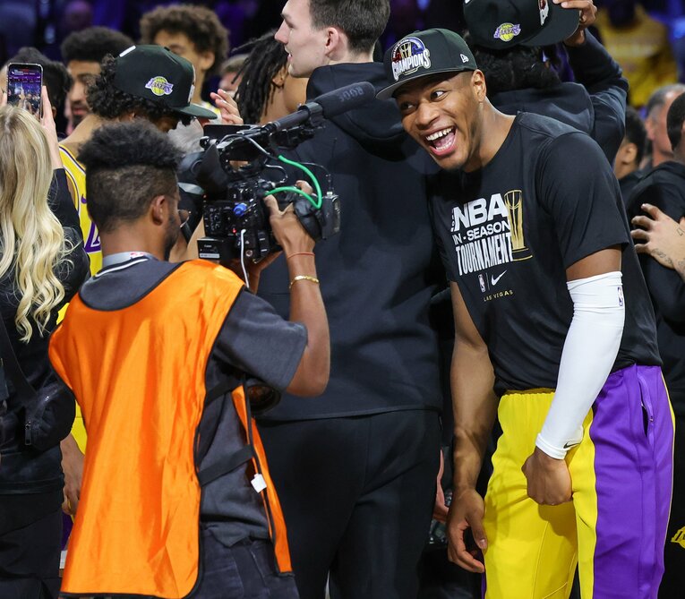 NBA初タイトルを獲得し、嬉しそうな八村塁　©︎Getty Images