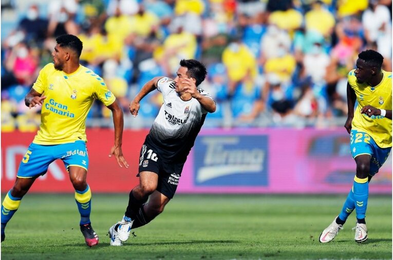 〈激写〉岡崎慎司35歳、スペイン2部から日本代表の救世主になれるか 「すごい良いヤツだよ」新天地でも愛される“侍魂”(20)