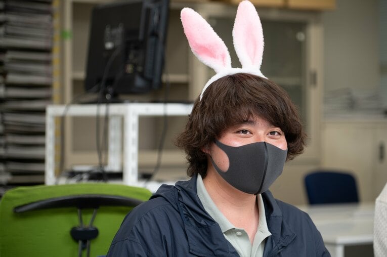 取材時もウサ耳をつけて状況を再現してくれた河野さん。自ら被り物をすることで被写体が被り物をしやすくなる雰囲気を作り出し、話題となった一枚の表情、構図へとつながった　©Tadashi Hosoda