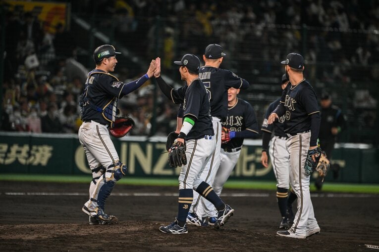 第３戦、勝利を決め仲間たちと喜ぶ平野　©︎Nanae Suzuki