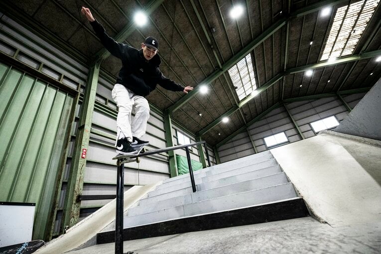 パーク内を流しながら、軽やかにレールに跳び乗る（全10枚中の9枚目）　©Asami Enomoto