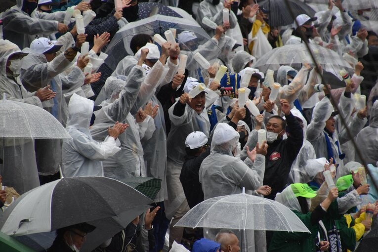大分舞鶴との再試合で勝利を収め、歓喜する大島高スタンド ©Takahiro Kikuchi