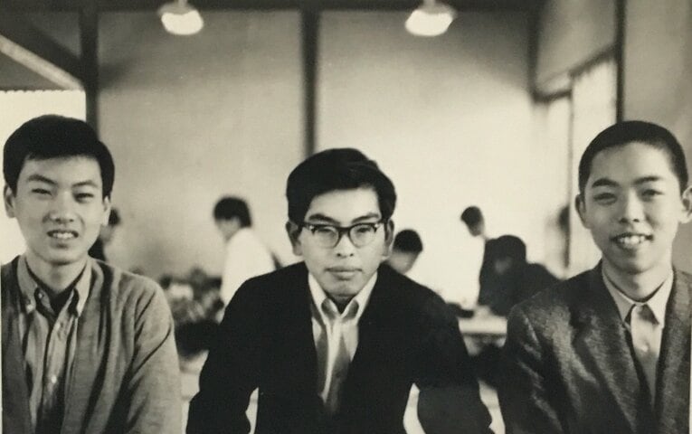 66年5月頃。（左から）真部1級、1人おいて田丸3級。場所は木造の旧将棋会館　©Noboru-Tamaru