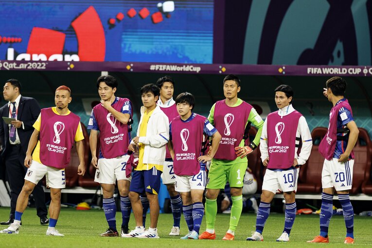 結果を待つ控えメンバー（奇跡のゴールシーン　30／57）　©Kiichi Matsumoto/JMPA
