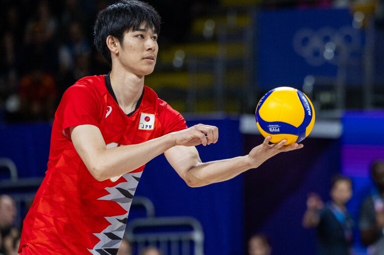 チーム最年少でパリ五輪に出場するなど、次世代エースと期待を集める甲斐優斗。同じSVリーガーの兄・孝太郎はそんな弟をどう見ているのか ／ photograph by Getty Images