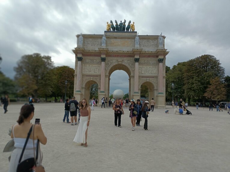 8月、チュイルリー公園。門の向こうに気球の聖火台が　©Yuji Hirooka