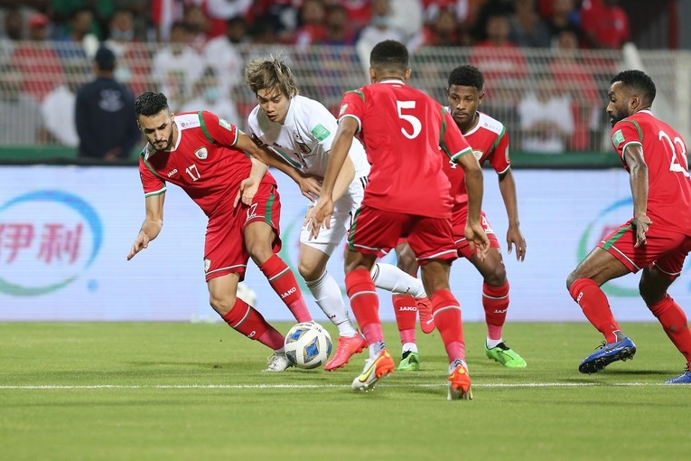 オマーン守備陣から厳しいマークを受ける伊東　©JFA