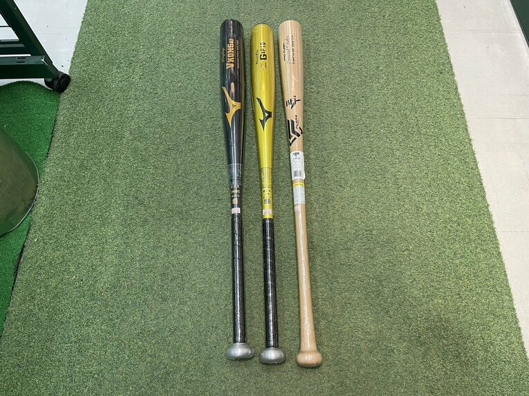 左が旧規格のミズノ「VKONG 02」。真ん中が新規格のミズノ「GxP1.0」。右は公式戦（大学野球・社会人野球）使用可能の木製バット