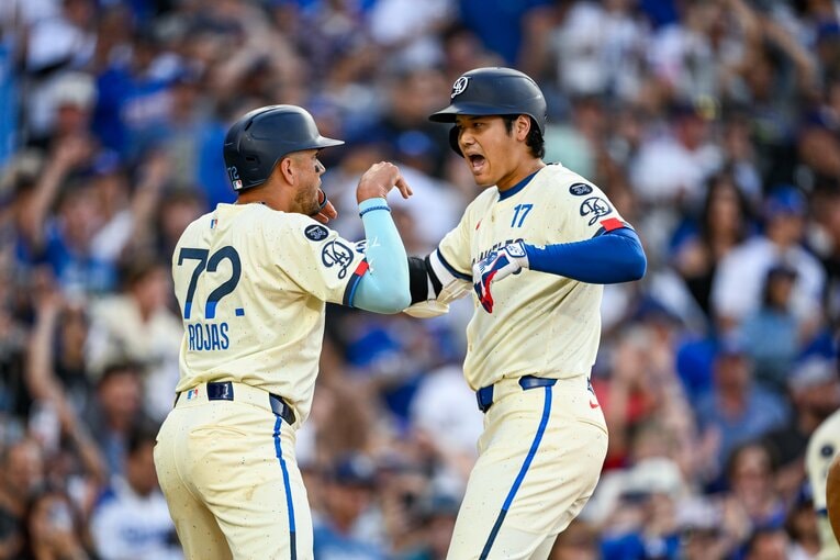 ホームランを打った大谷をホームで迎えるロハス　©︎Nanae Suzuki