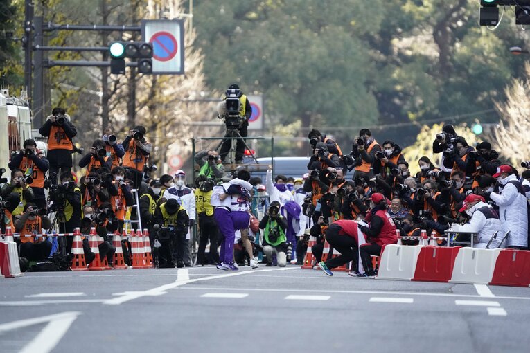 左側から神戸が飛び出し石川を迎える（逆転優勝のゴールシーン14/23）　©JMPA