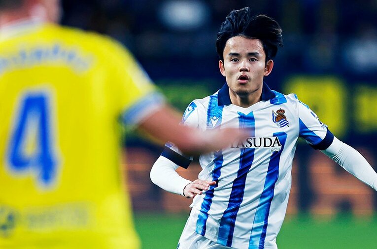 2023年、進境著しかった久保建英。しかし今年の最終戦でルベン・アルカラス（4番）の“暴力的なマーキング”に苦しめられた ／ photograph by Daisuke Nakashima