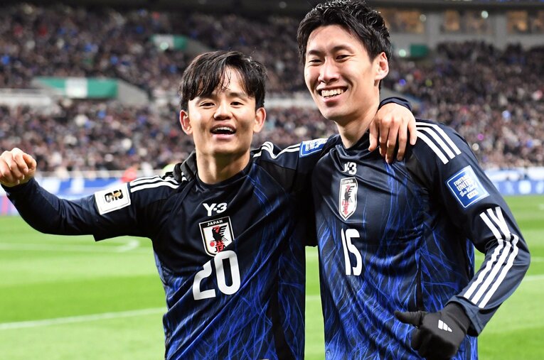 23歳の久保建英と28歳の鎌田大地。久保は「ひねくれもの同士で、プレースタイルも合う」と語った ／ photograph by JFA/AFLO