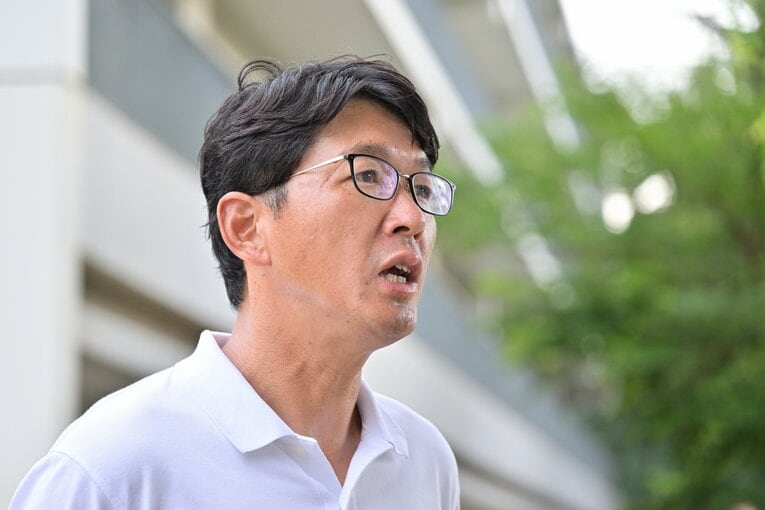 【2024年撮影】桐朋中高陸上部を指導する外堀先生。かつては走高跳で日本2位の実績を持つ　©Hideki Sugiyama