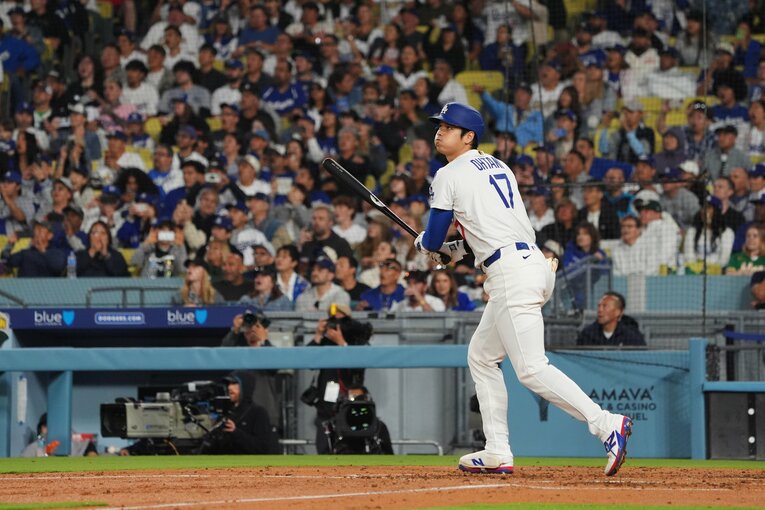 アスレチックス戦の3回、14号本塁打を放った大谷　©︎Shizuka Minami