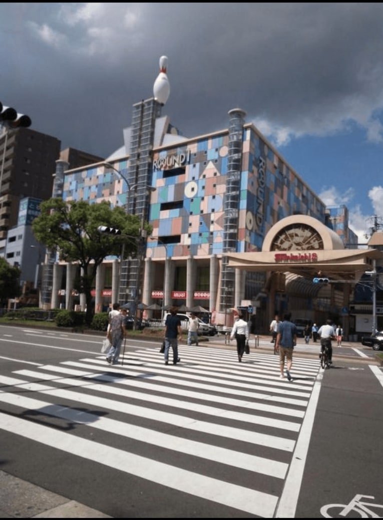 こちらは現在の聚楽館。ラウンドワンになっている