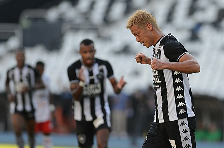 自らが名乗り出たPKでキッカーを務め、見事に初ゴール。無観客試合でも本田圭佑らしさは全開だった。 ／ photograph by ZUMA Press/AFLO