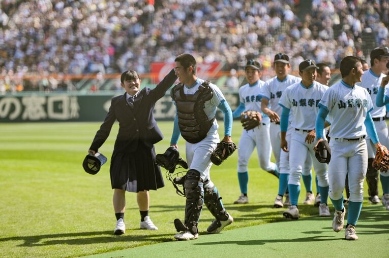 センバツでは夏春連覇を目指した仙台育英ではなく山梨学院が県勢初の甲子園V。優勝後は女子マネージャーが頭ポンポン　©Nanae Suzuki