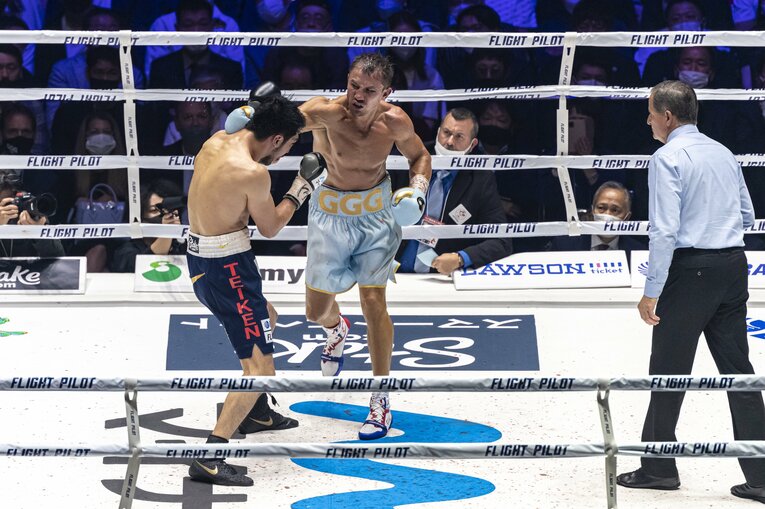 中盤に入ってからゴロフキンと村田は撃ち合いに　©Takuya Sugiyama