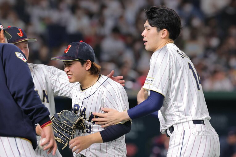 3番手でチェコ戦を締めた宮城をねぎらう佐々木　©Sankei Shinbun