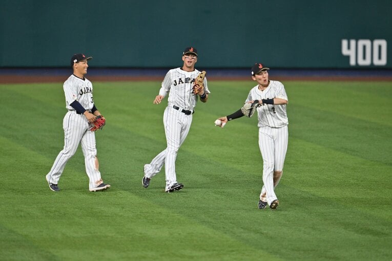 源田壮亮のスーパープレー（背面キャッチ。3/3）©Naoya Sanuki